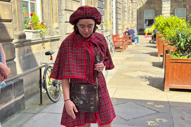 Edinburgh: Historical Gems Tour with Whisky & Local Flavours - Secret closes and “Instagrammable” corners (without forcing it)