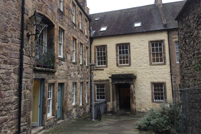 Edinburgh: History Lovers Old Town Walking Tour - The Royal Mile’s Hidden Alleyways: Where the Old Town Lived