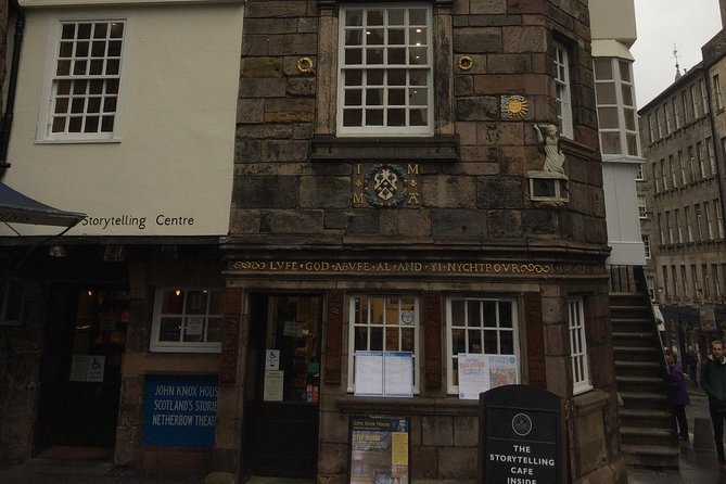 Edinburgh: History Lovers Old Town Walking Tour - Greyfriars Kirkyard: Famous and Infamous Burial Ground
