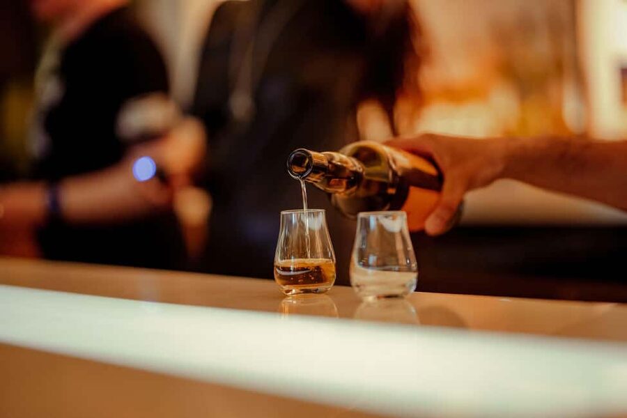Edinburgh: Johnnie Walker Whisky Explorers Guided Tasting - The 60-minute flow: five whiskies, one guided story