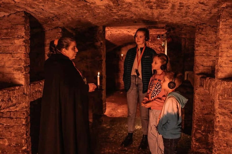 Edinburgh: Kids Multi-Sensory Underground Small-Group Tour - Old Town closes: the 19th-century Edinburgh behind the myths
