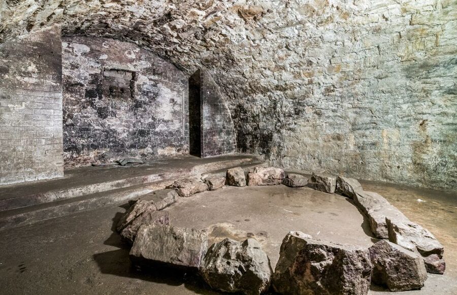 Edinburgh: Late-Night Underground Vaults Terror Tour - Going Down into Auld Reekie: South Bridge Vaults and the Stone Circle Room