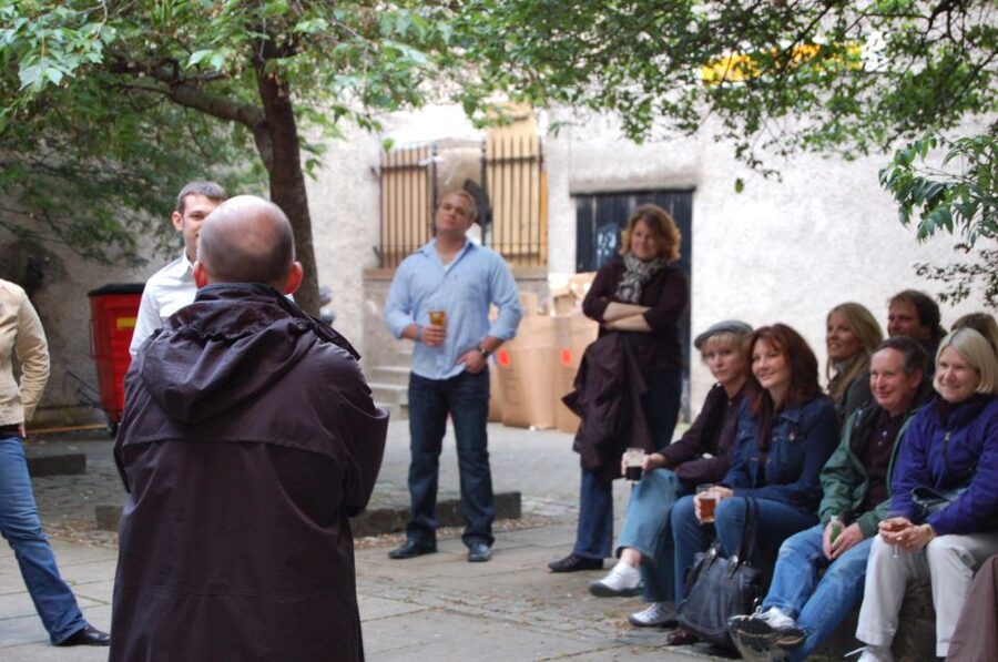 Edinburgh Literary Pub Tour with "Real-Actors" - A two-hour show that uses Edinburgh streets like a script