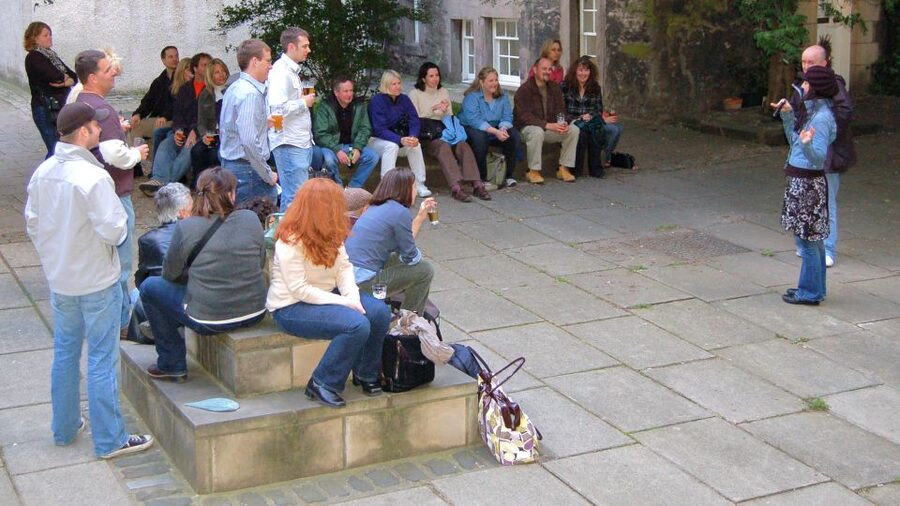 Edinburgh Literary Pub Tour with "Real-Actors" - The “New Town” turn: why the walk matters as much as the script