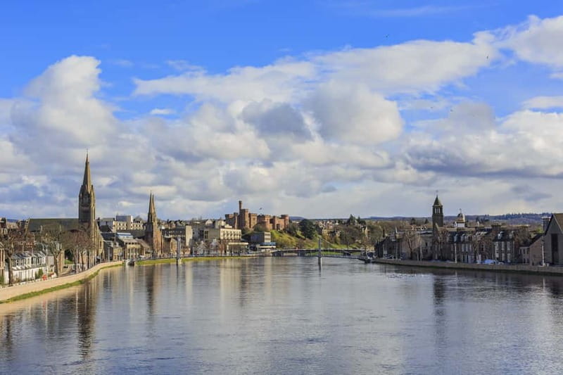Edinburgh: Loch Ness, Inverness & Highlands Tour in Spanish - The morning start: St Andrew’s House and the Highlands rhythm