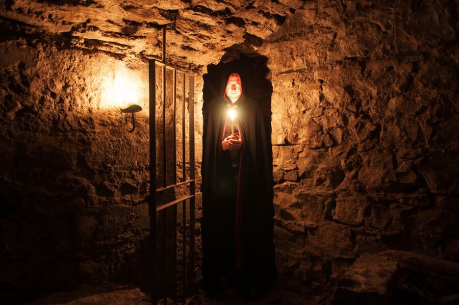 Edinburgh: Multi-Sensory Haunted Underground Tour - Going Underground for the 45-Minute Vault Story