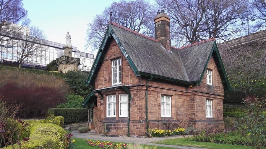 Edinburgh New Town: City Walking Tour & Exploration Game - Timing in Edinburgh: go in daylight and plan for breaks