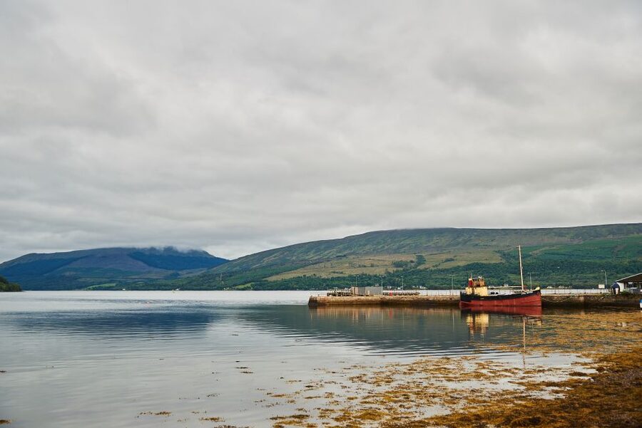 Edinburgh: Oban, Kilchurn Castle & Inveraray Tour in Spanish - Oban: lunch break in the Seafood Capital of Scotland