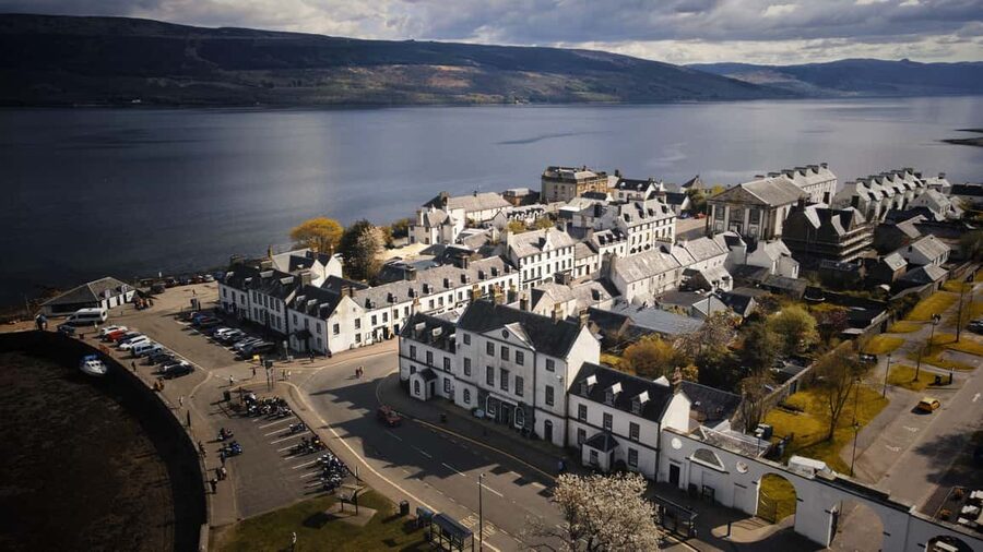 Edinburgh: Oban, Kilchurn Castle & Inveraray Tour in Spanish - Inveraray on Loch Fyne: Duke of Argyll country