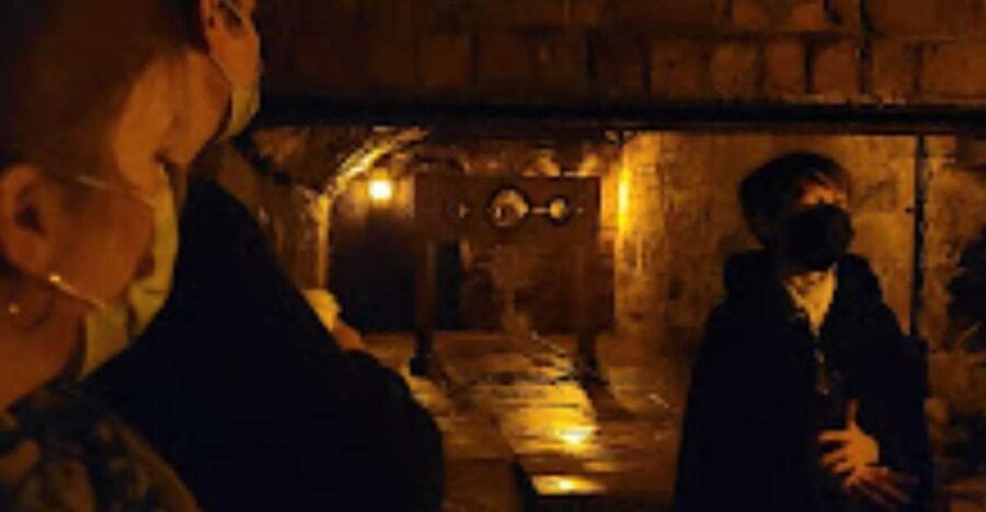 Edinburgh: Old Town and Underground Ghost Tour - Entering Edinburgh’s Old Town: where the hour starts