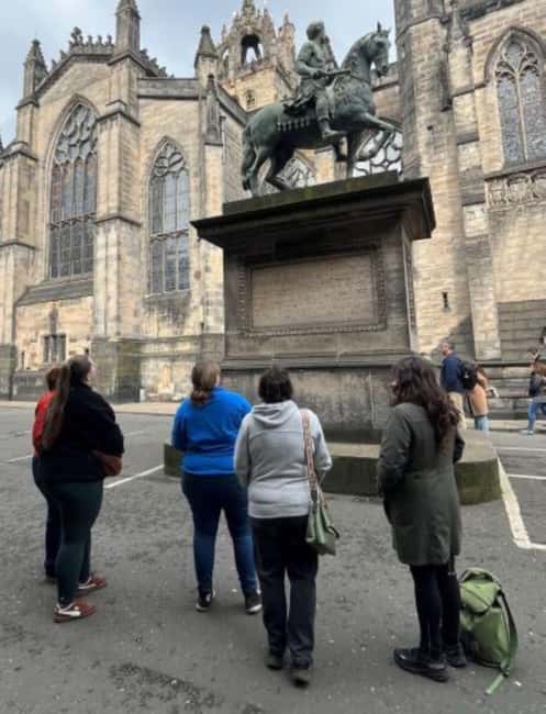 Edinburgh: Old Town guided walk with a free whisky included - Edinburgh Castle: 10 minutes of story, not a full day