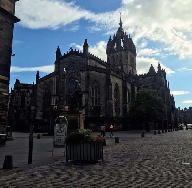Edinburgh: Old Town guided walk with a free whisky included - Old Town UNESCO streets: how the Royal Mile becomes more than a walkway