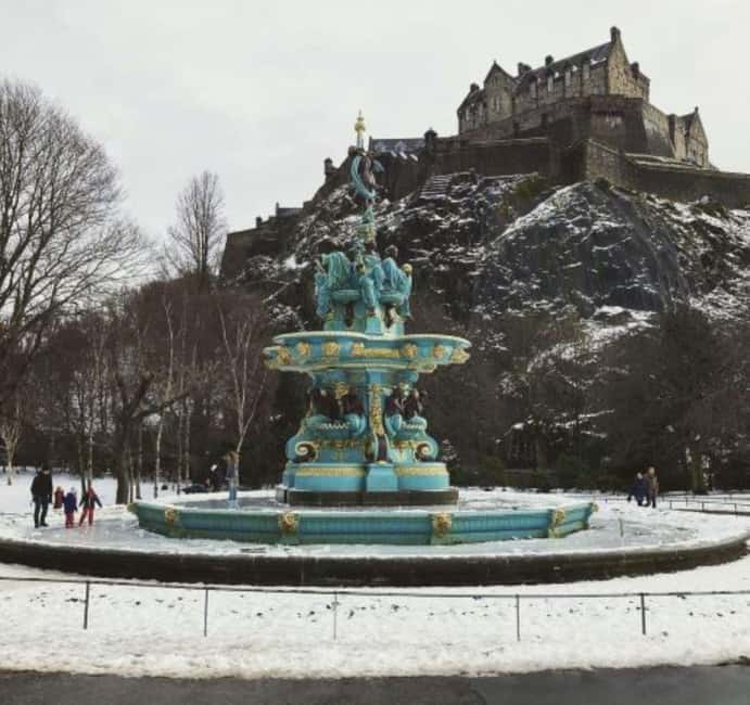 Edinburgh: Old Town guided walk with a free whisky included - St Giles Cathedral and City Chambers: the big institutions, explained simply