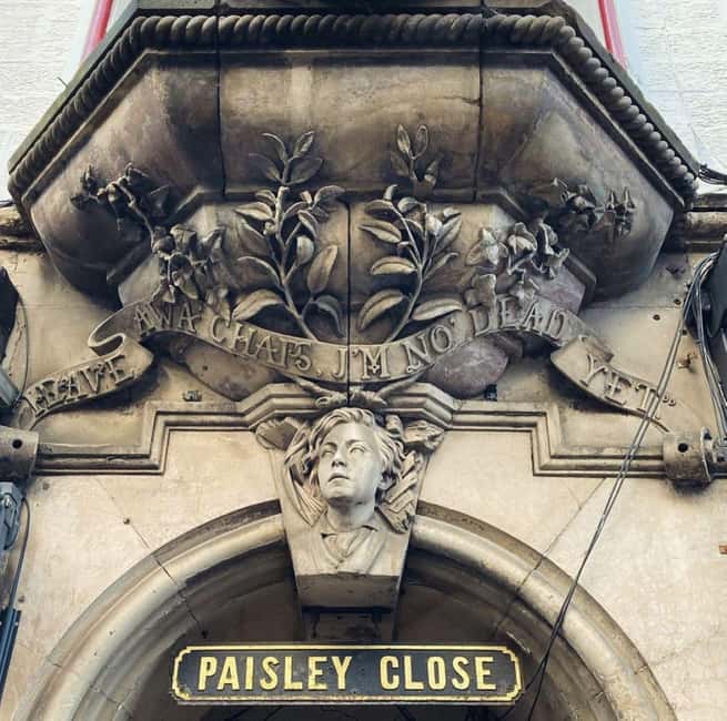 Edinburgh: Old Town guided walk with a free whisky included - Grassmarket to Greyfriars: from public life to darker echoes
