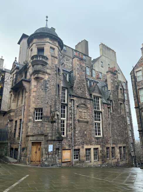 Edinburgh: Old Town guided walk with a free whisky included - Finish at Greyfriars Kirkyard Cemetery: a strong ending point