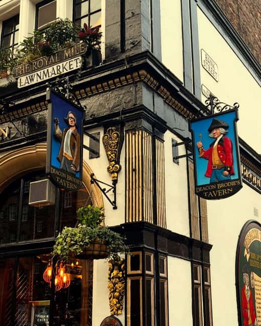 Edinburgh: Old Town guided walk with a free whisky included - The free whisky moment: plan for taste and pacing