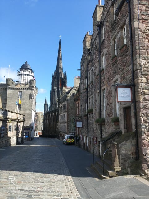 Edinburgh: Old Town Highlights Walking Tour - Narrow Alleys, Connected Streets, and the Feeling of Old Time