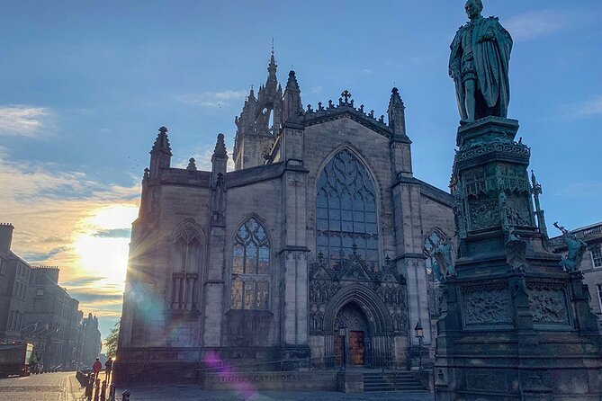 Edinburgh Old Town: Historical Guided Walking Tour - Meeting on High Street: arriving ready for a 10:30 start