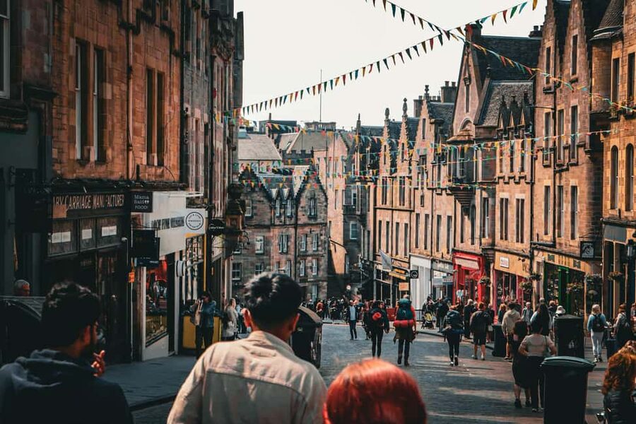Edinburgh: Old Town History Walking Tour - The Royal Mile and Victoria Street: turning a walk into a story timeline