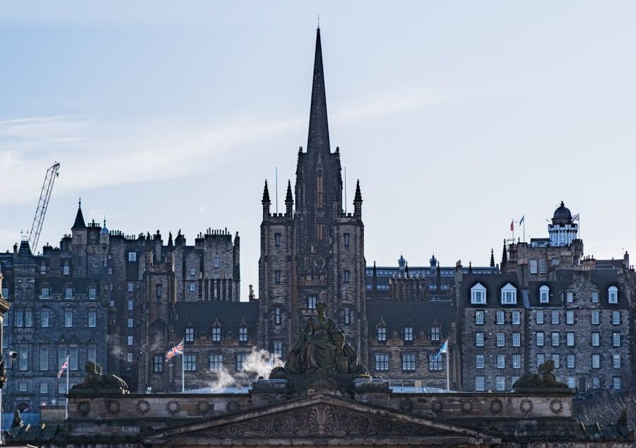 Edinburgh: Old Town History Walking Tour - How the guide turns corners into chapters