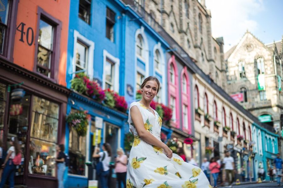 Edinburgh Old Town: Professional Photoshoot & Edited Photos - Private group value: up to 8 people, no hotel pick-up, and the math