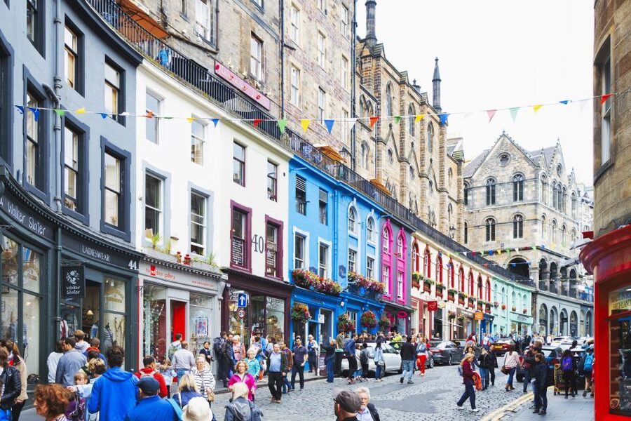 Edinburgh Old Town: Professional Photoshoot & Edited Photos - Meeting on Victoria Street and finding your photographer quickly
