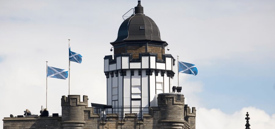 Edinburgh: Old Town Walking Tour with an APP - Key points at a glance