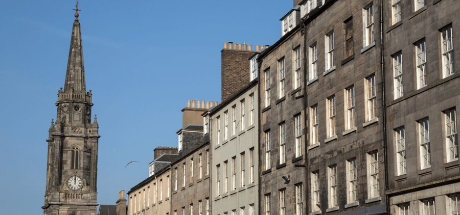 Edinburgh: Old Town Walking Tour with an APP - How the app tour really works on the Old Town streets