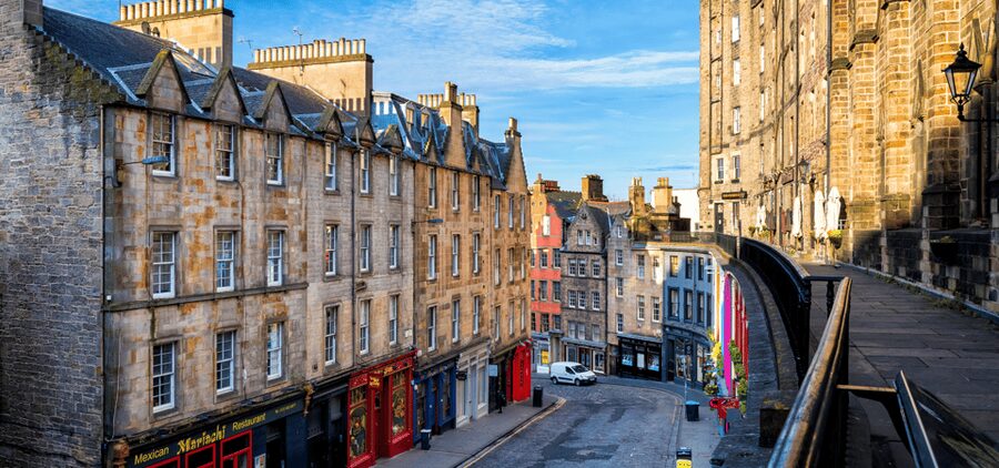 Edinburgh: Old Town Walking Tour with an APP - Down the Royal Mile: guided sights at your own speed
