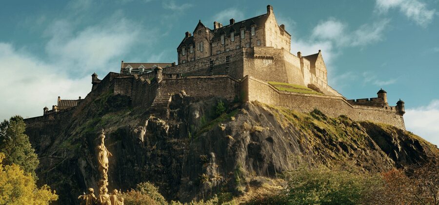 Edinburgh: Old Town Walking Tour with an APP - Edinburgh Castle views: the fortress story on the move