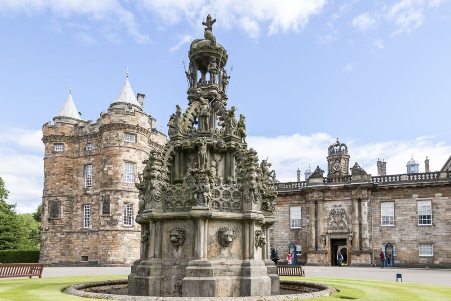 Edinburgh: Palace of Holyroodhouse Entry Ticket - Great Gallery: portraits of kings and the Investiture moment