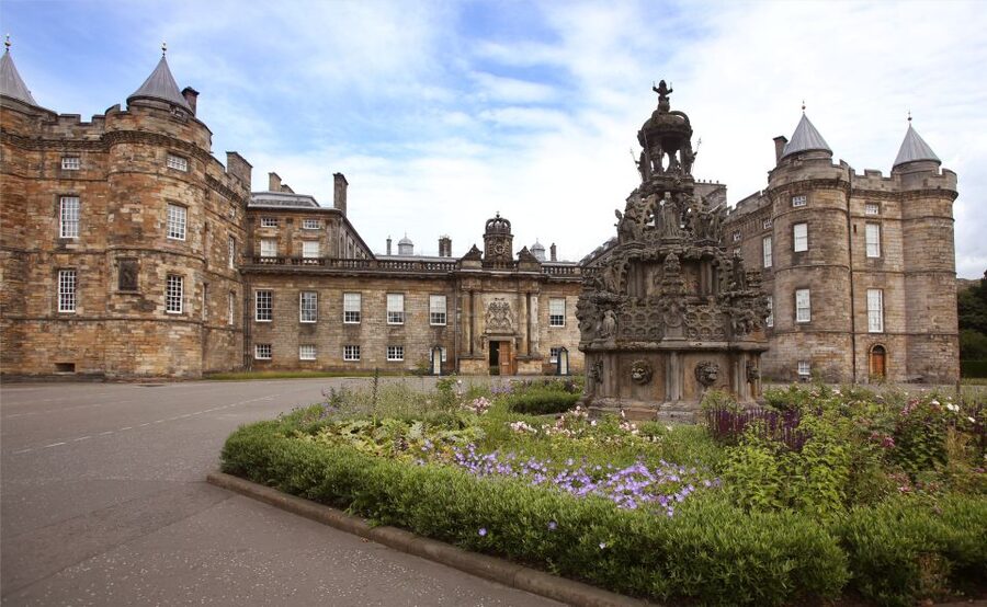 Edinburgh: Palace of Holyroodhouse Entry Ticket - Holyrood Abbey ruins and gardens: a calmer ending with real atmosphere