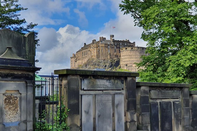 Edinburgh Private Walking Tour - Advocate’s Close: the view from Old Town to New Town, plus a brutal little tale