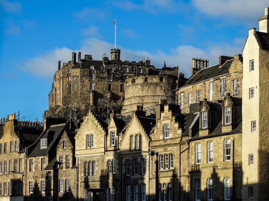 Edinburgh: Private Walking Tour in French with Clémentine - St Giles’ Cathedral, Gladstone’s Land, and Writers’ Museum: what you see from the street