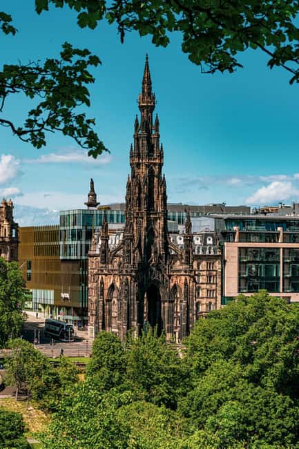 Edinburgh: Private Walking Tour in French with Clémentine - Victoria Street moments and New Town views