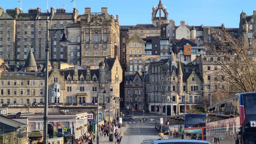 Edinburgh: Private Walking Tour in French with Clémentine - Greyfriars Kirkyard and Greyfriars Cemetery: Harry Potter to ghost tales