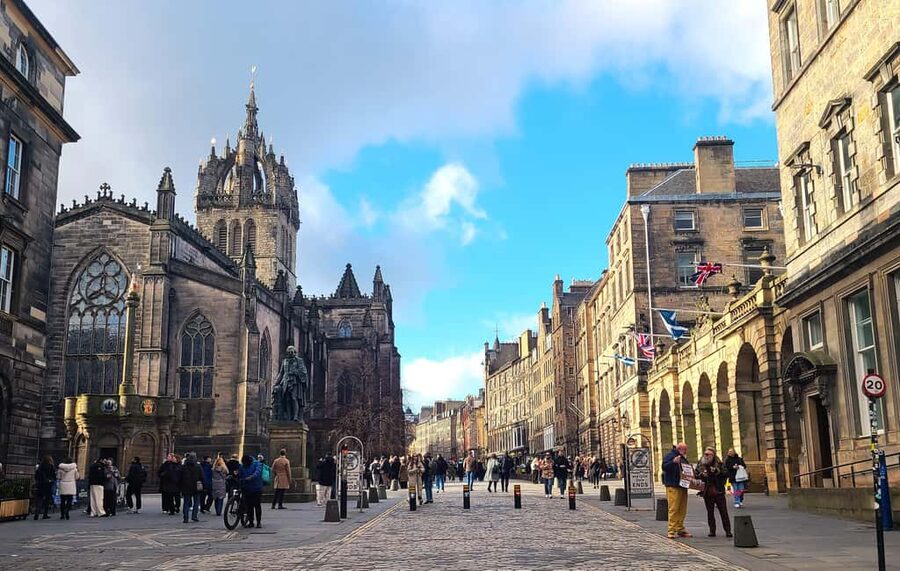 Edinburgh: Private Walking Tour in French with Clémentine - Royal Mile origins and hidden closes: more than a sightseeing loop