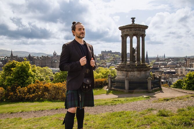 Edinburgh Private Walking Tour in Spanish - City Chambers to Mercat Cross: Power, Punishment, and the Unicorn