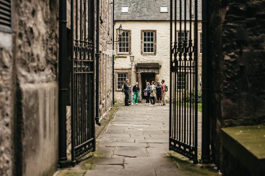 Edinburgh: Pubs and History Guided Walking Tour with Beer - Canongate: the stretch that turns tastings into a meal plan
