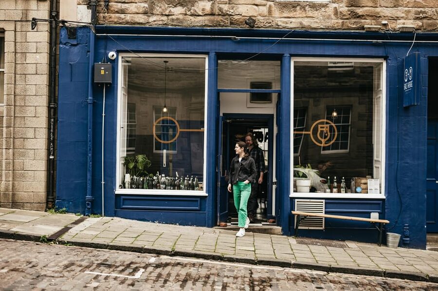 Edinburgh: Pubs and History Guided Walking Tour with Beer - Practical tips: ID, shoes, and pacing in Old Town weather