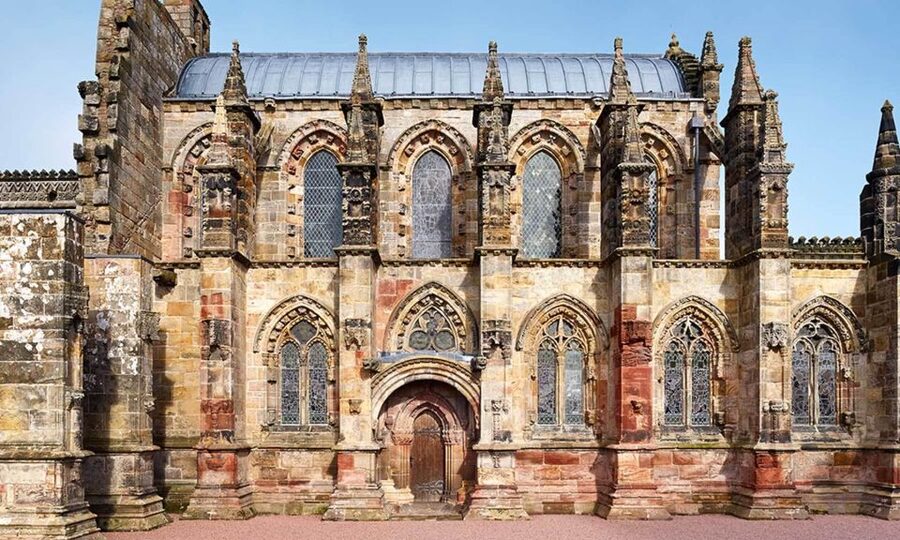 Edinburgh: Rosslyn Chapel and Hadrian's Wall Tour in Spanish - A Spanish guide turns five stops into one story
