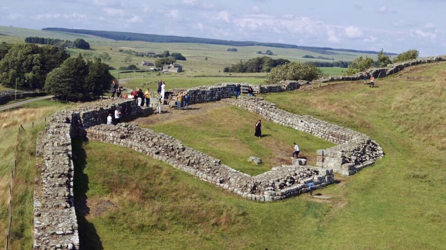 Edinburgh: Rosslyn Chapel and Hadrian's Wall Tour in Spanish - Vindolanda: Roman fort life, not just walls and dates
