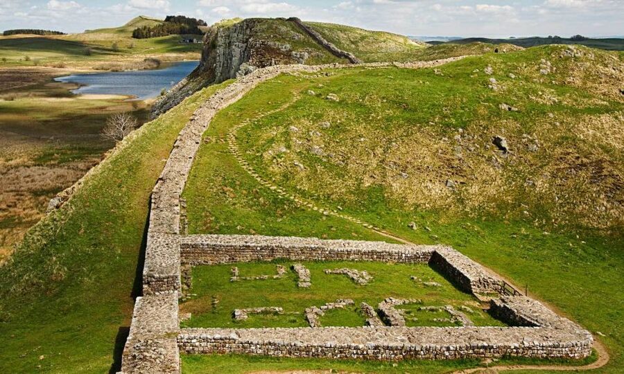 Edinburgh: Rosslyn Chapel and Hadrian's Wall Tour in Spanish - Accessibility and who this day trip fits