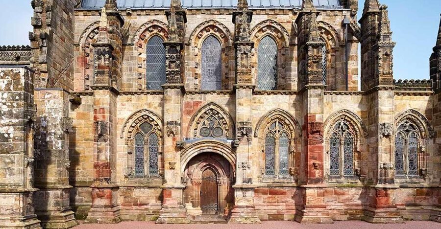 Edinburgh: Rosslyn Chapel and Hadrian's Wall Tour in Spanish - From the Royal Mile to the chapel on a small hill