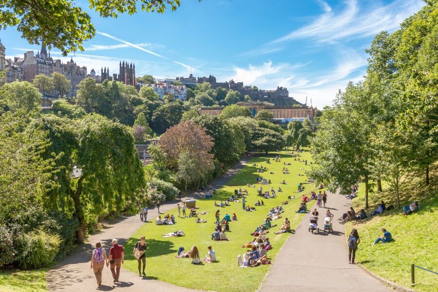 Edinburgh: Royal Attractions with Hop-On Hop-Off Bus Tours - Riding the Hop-On Hop-Off Buses: Your Real Freedom