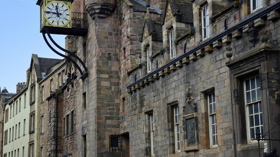 Edinburgh: Royal Mile Walking Tour & Exploration Game - How long it takes: 2.3 miles, stairs, and good pacing