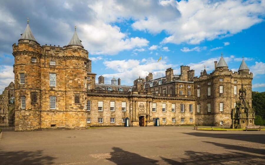 Edinburgh: Royal Mile Walking Tour & Exploration Game - Practical tips so your Royal Mile quest feels easy