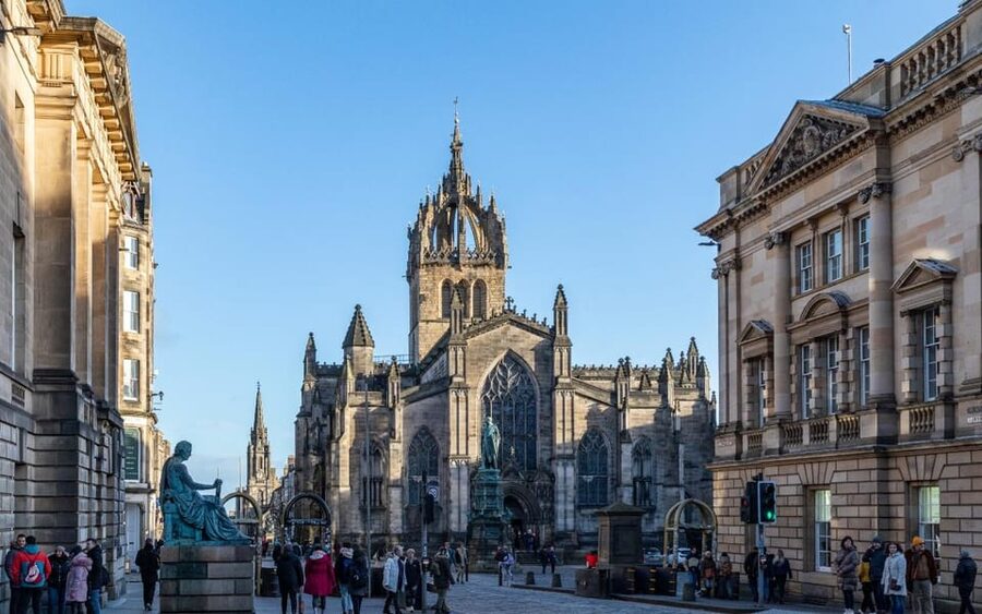 Edinburgh: Royal Mile Walking Tour & Exploration Game - No guide on site: the good and the tradeoff