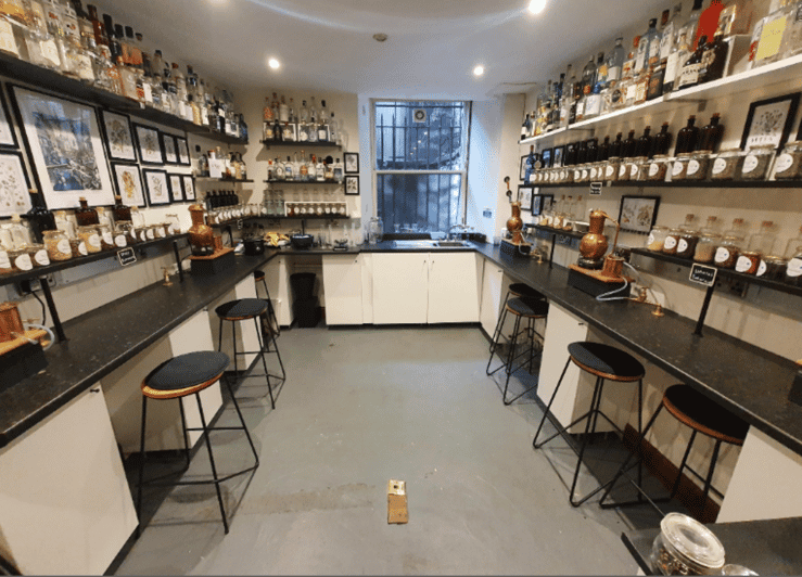 Edinburgh: Rum Distillation Workshop with Rum Tasting - Welcome rum + mixer: an easy start that sets expectations