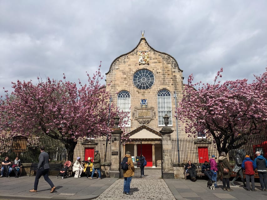 Edinburgh's Dark Stories: Small Group Walking Tour in French - Dark Stories on the Royal Mile: what this French walking tour really is